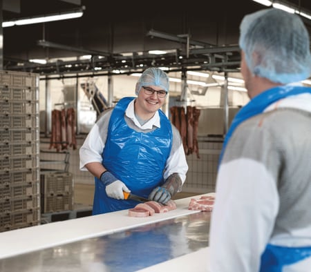 Zwei Mitarbeiter Feinzerlegerei Fleisch