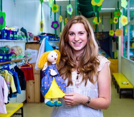 Une apprentie assistante socio-éducative, accompagnement des enfants montre une marionnette