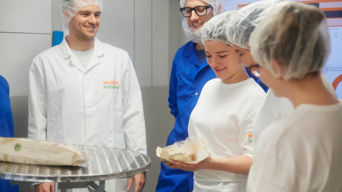 Team schaut sich fertig hergestelltes Brot an