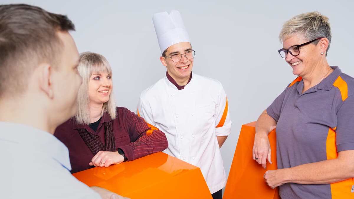 Migros Team generisch Team mit dem grossen orangen M