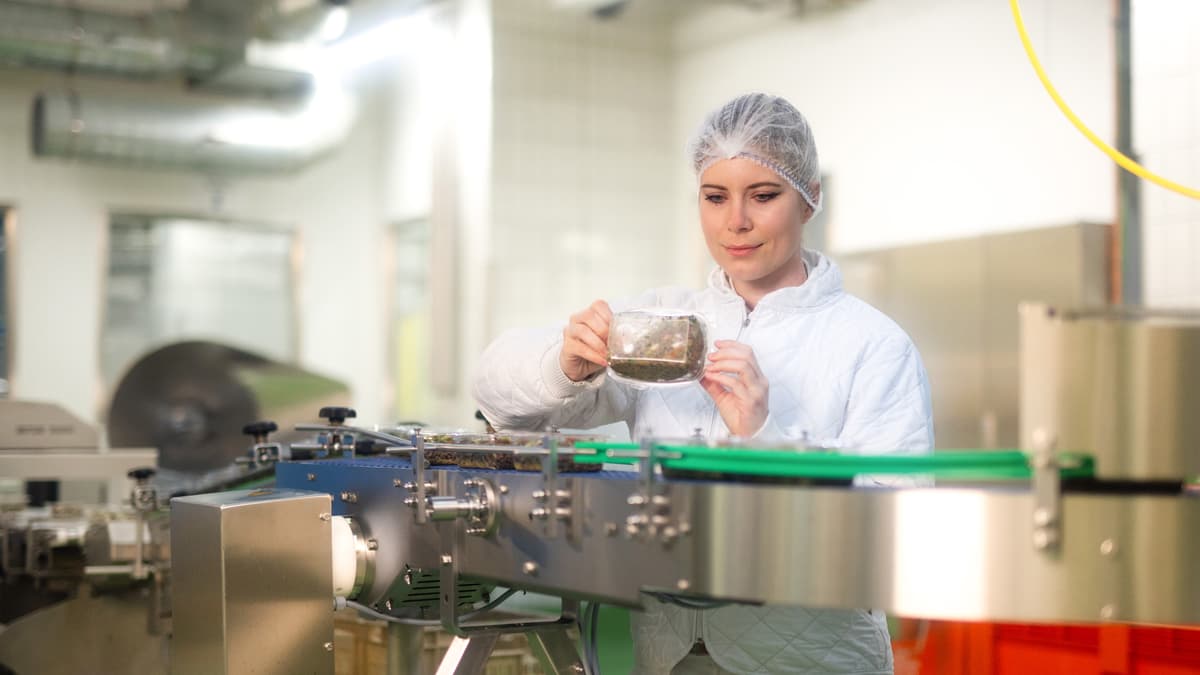 Frau schaut sich hergestelltes Essen an