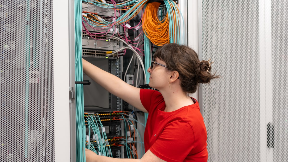 Junge Frau am Elektrokasten