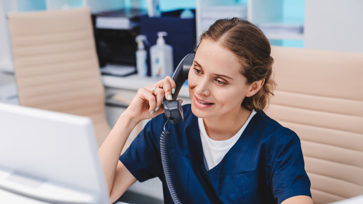 Medizinische Sekretärin telefoniert