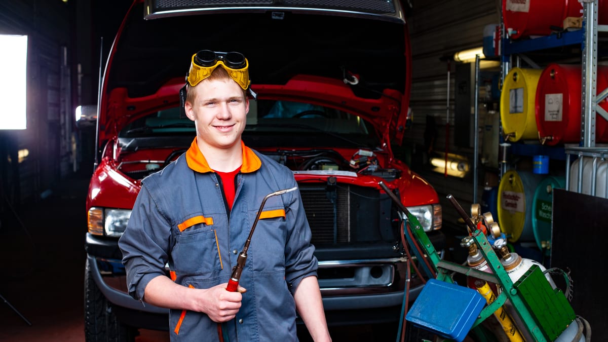 Automobil-Fachmann EFZ hält Schweissgerät