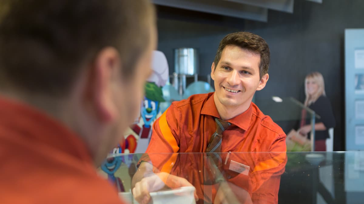 Zwei Mitarbeitende im Migros Restaurant