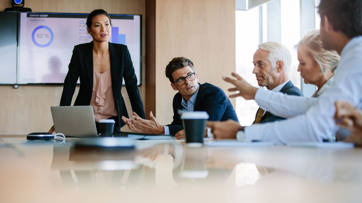 Des collaborateurs dans un meeting