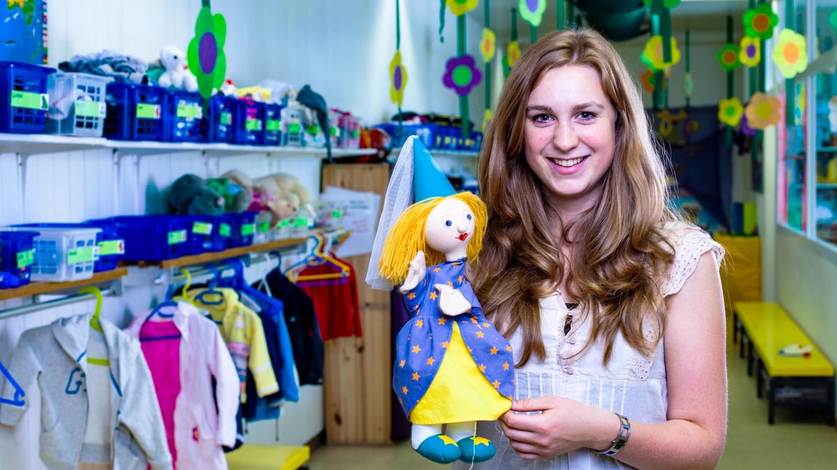 Frau mit Handpuppe