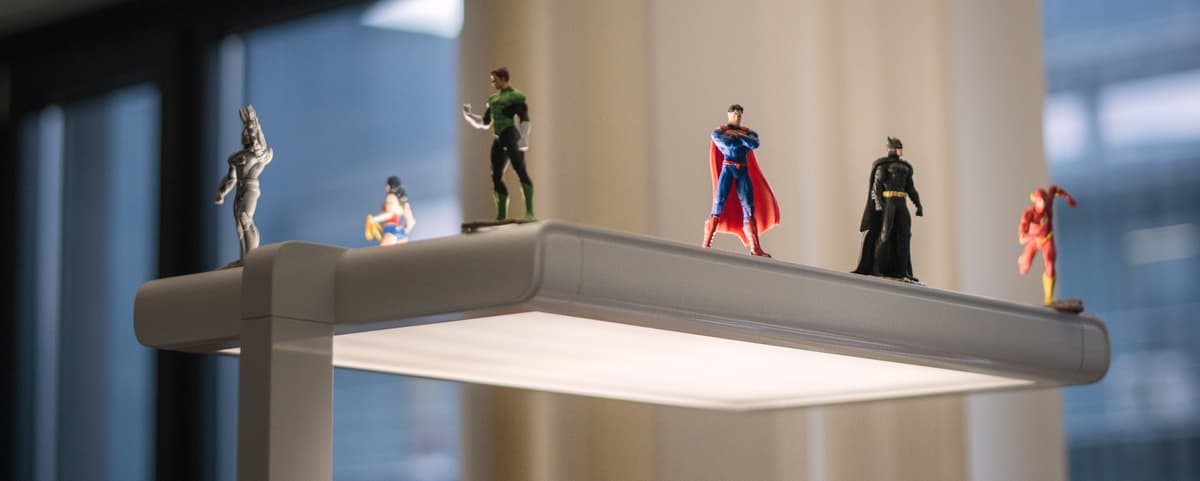 Verschieden Superheldenfiguren auf Lampe