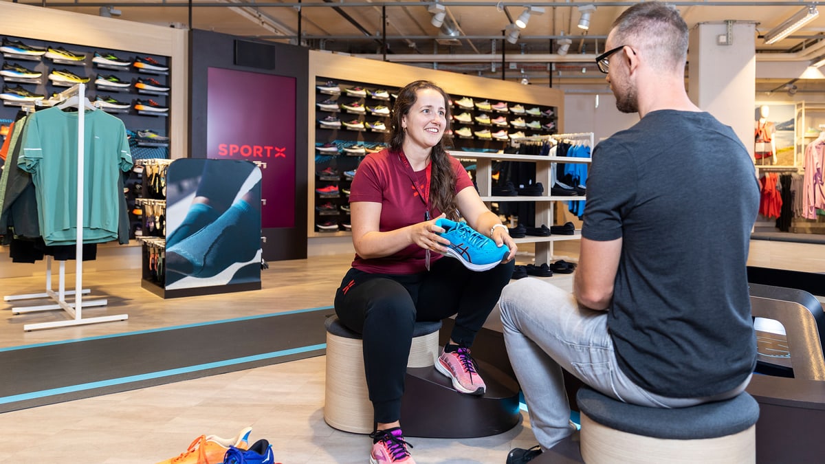 SportX Mitarbeitende verkauft Schuhe