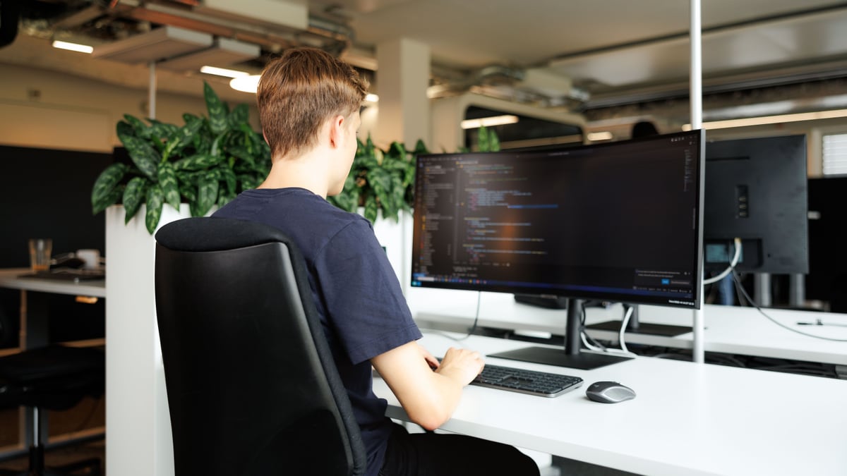 Mann arbeitet am Computer
