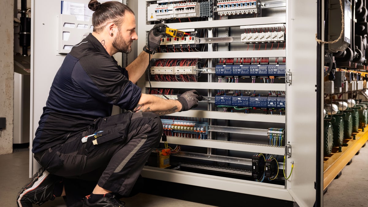Kältetechniker arbeitet an Kühlanlage