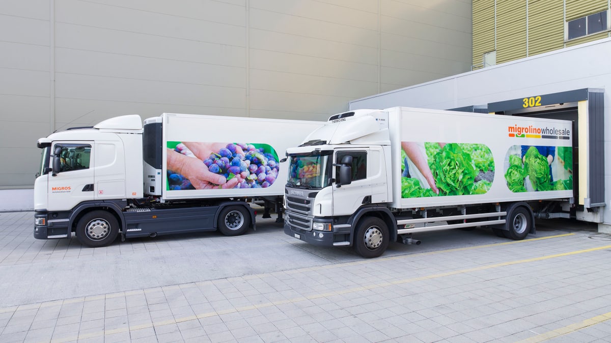 migrolino Lastwagen vor Lager