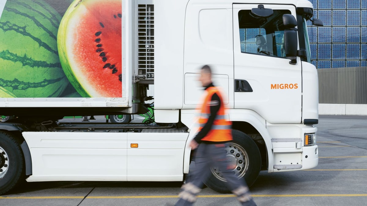 Mann läuft bei Lastwagen vorbei