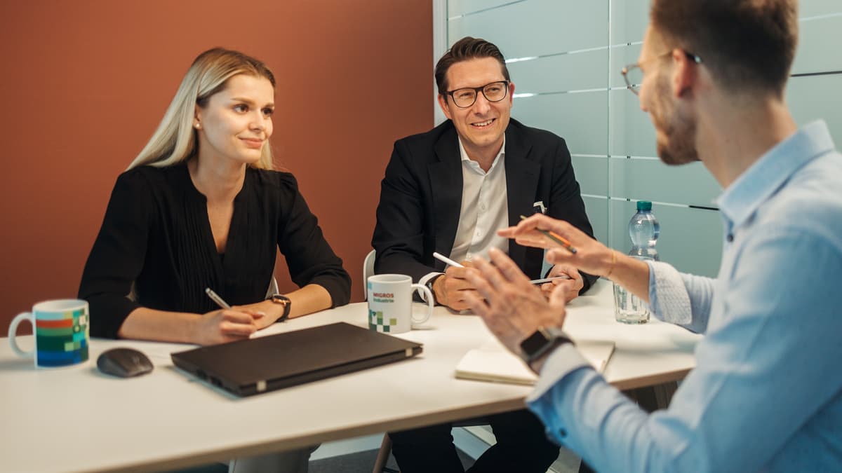 Drei Mitarbeiter in einem Meeting