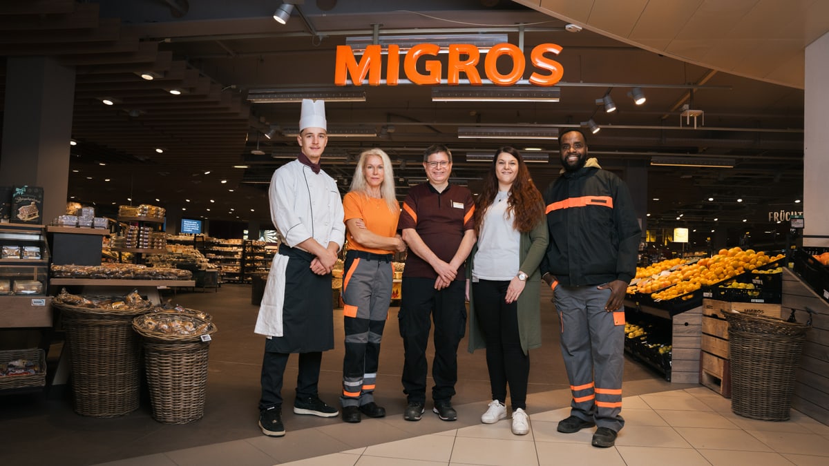 Team steht vor dem Migros