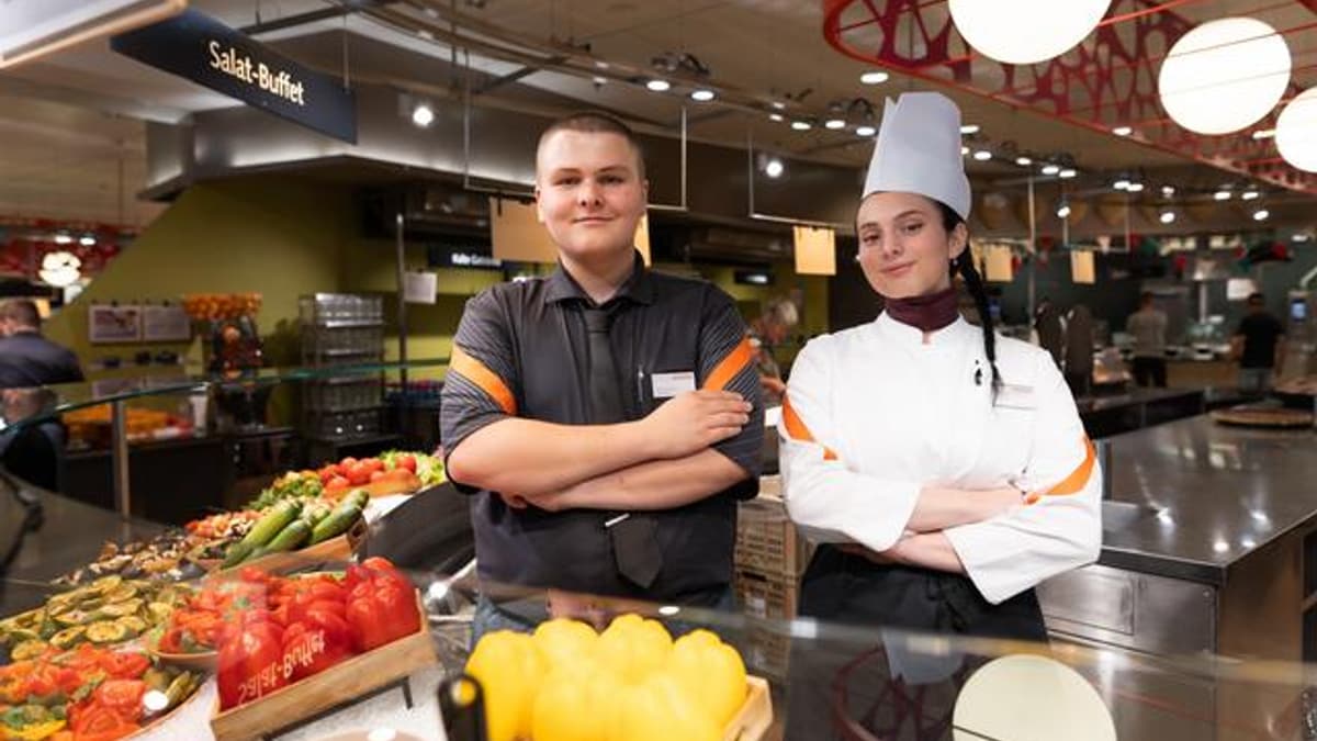 Zwei Mitarbeiter in der Gastronomie