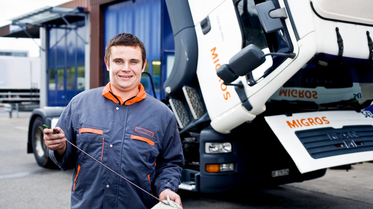 Lernender Automobil-Assistent misst den Ölstand