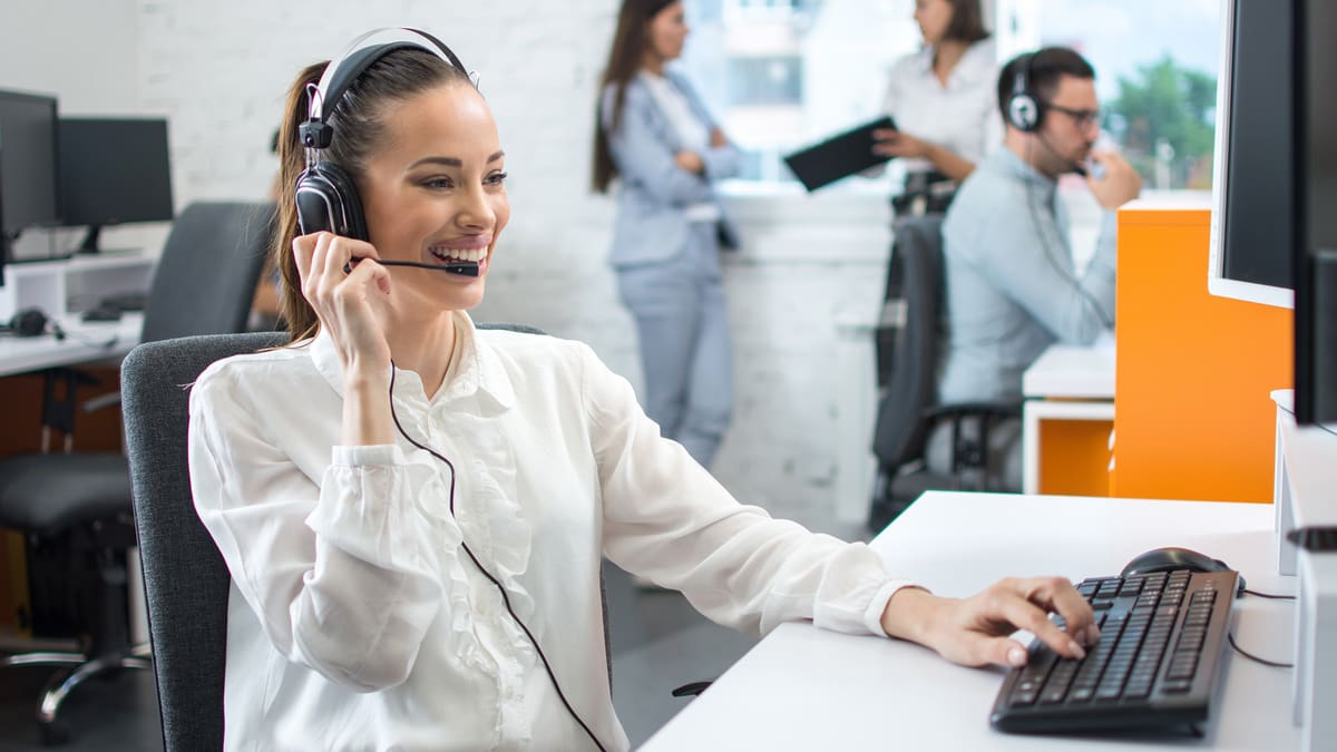 Beraterin mit Headset