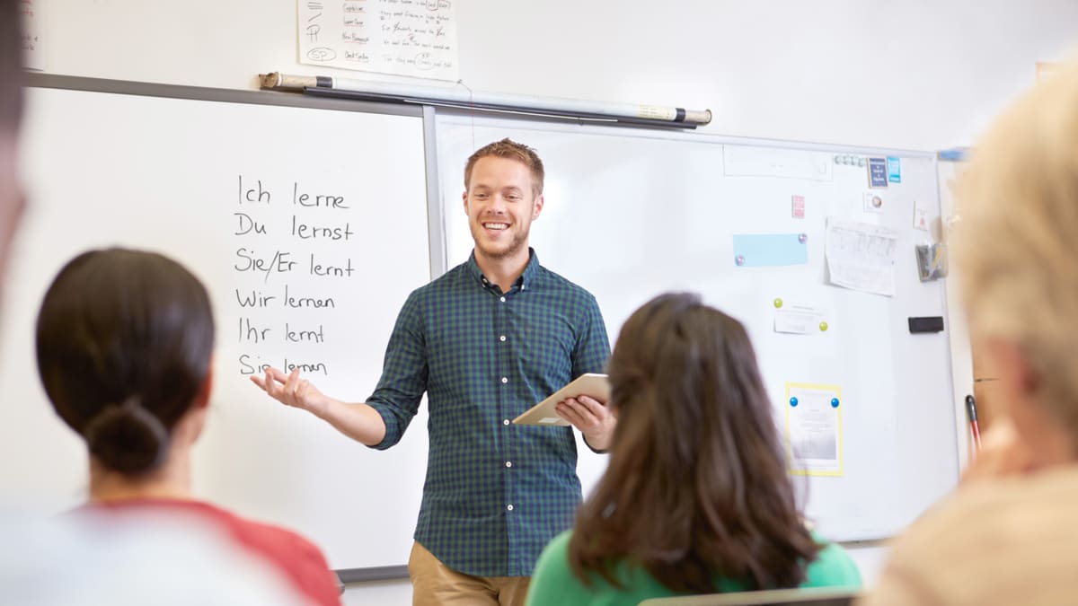 Mann gibt Kurs zum Thema Verben konjugieren