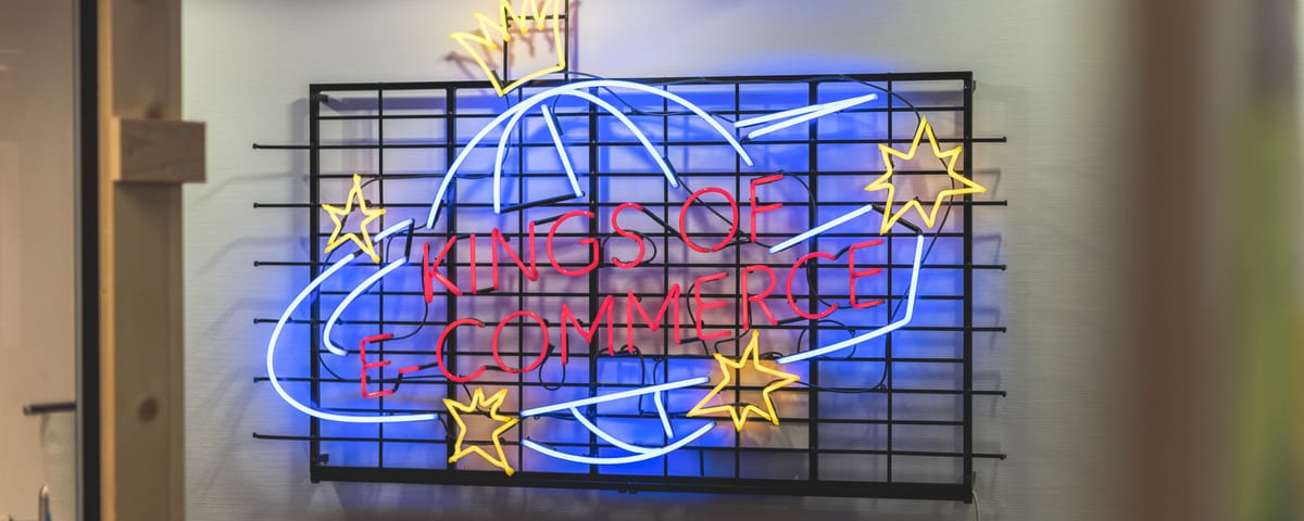 Schild mit Text "Kings of E-Commerce"