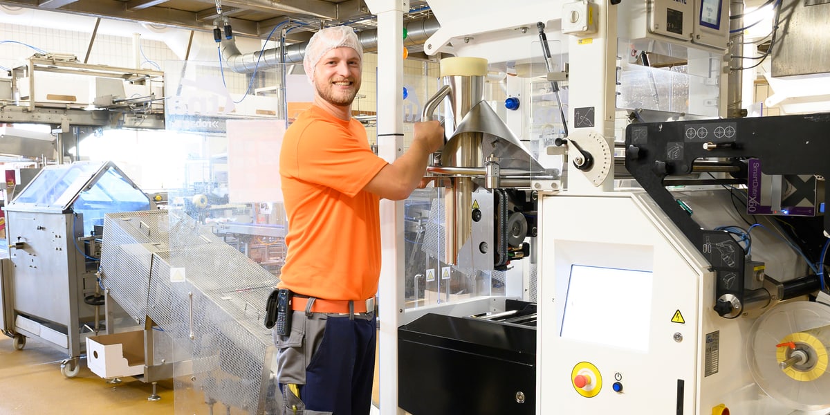Mann in der Produktionshalle