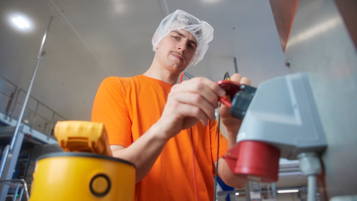 Mitarbeiter testet ein Gerät Mitarbeiter testet ein Gerät