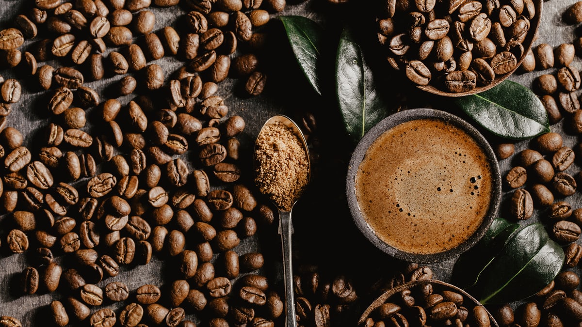 Kaffeebohnen mit Löffel