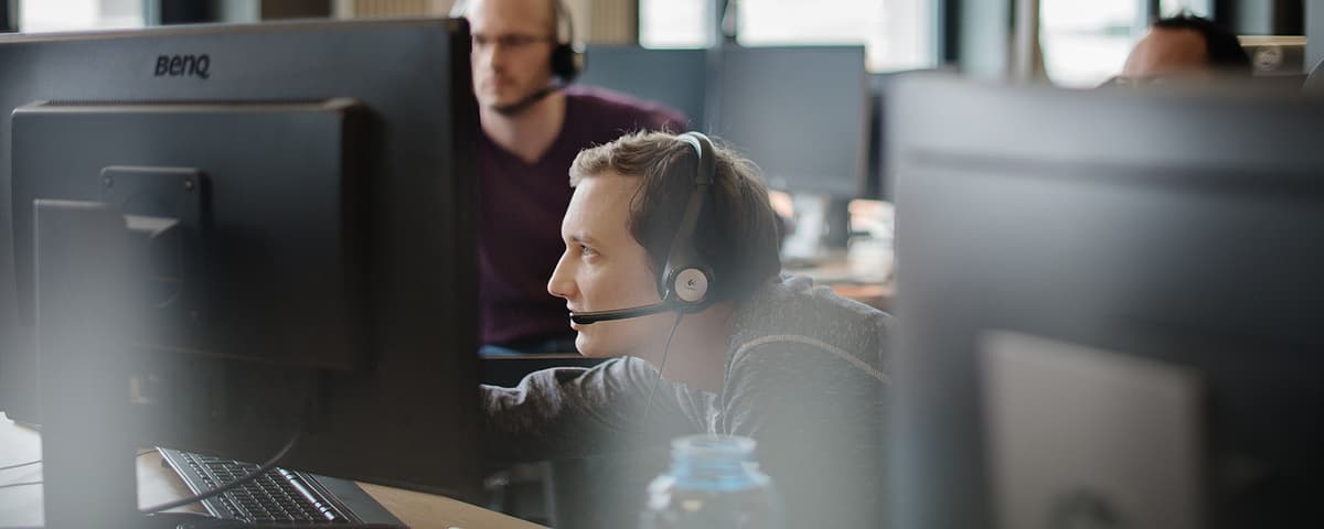 Mitarbeiter mit Headset bei der Arbeit