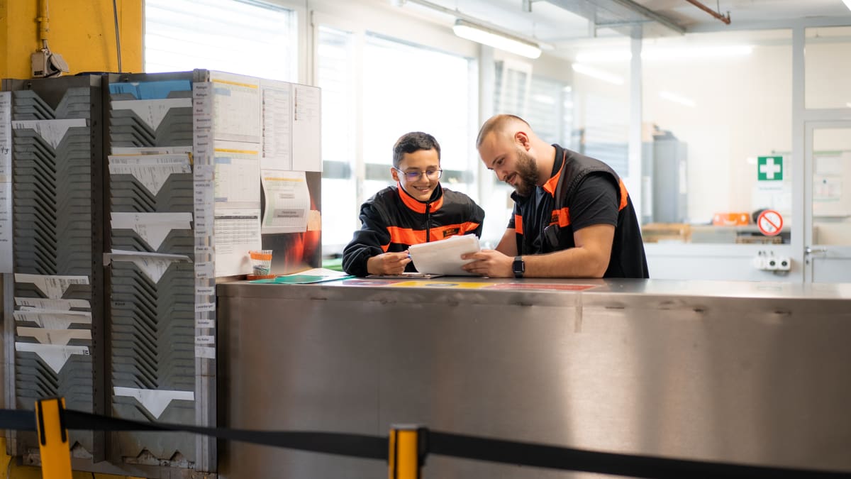 Zwei Personen besprechen gemeinsam Dokumente