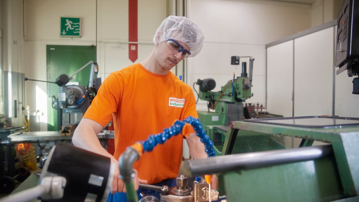 Mitarbeiter am Fräsen