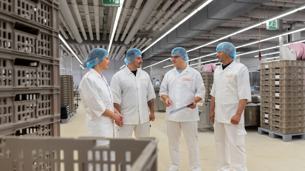 Produktionsmitarbeiter zusammen am besprechen
