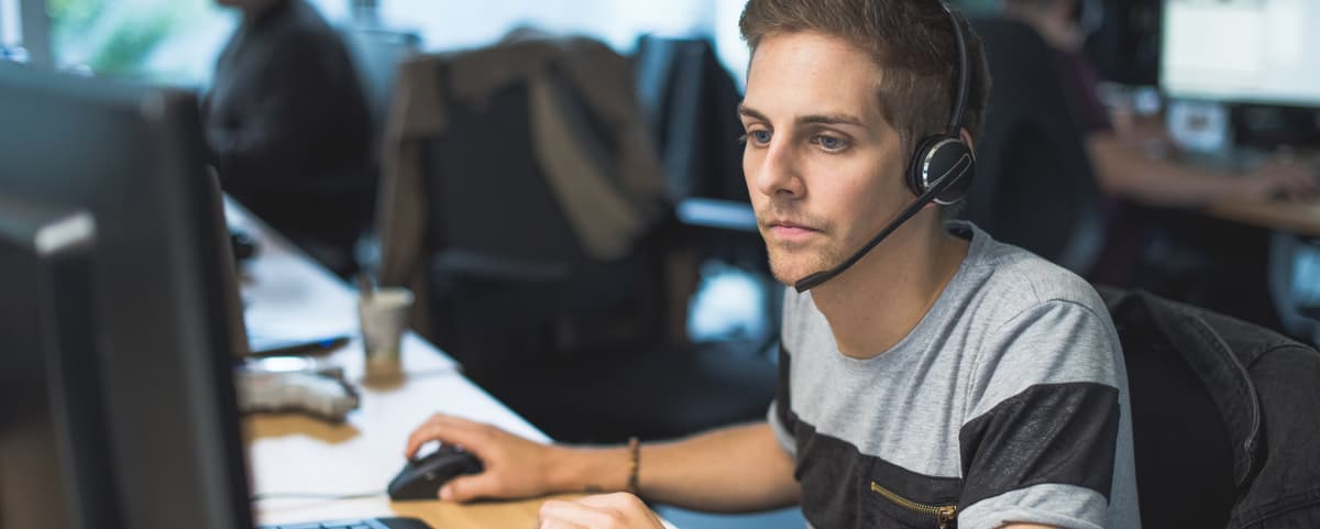 Mitarbeiter mit Headset bei der Arbeit