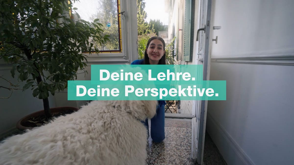 Mädchen streichelt Hund