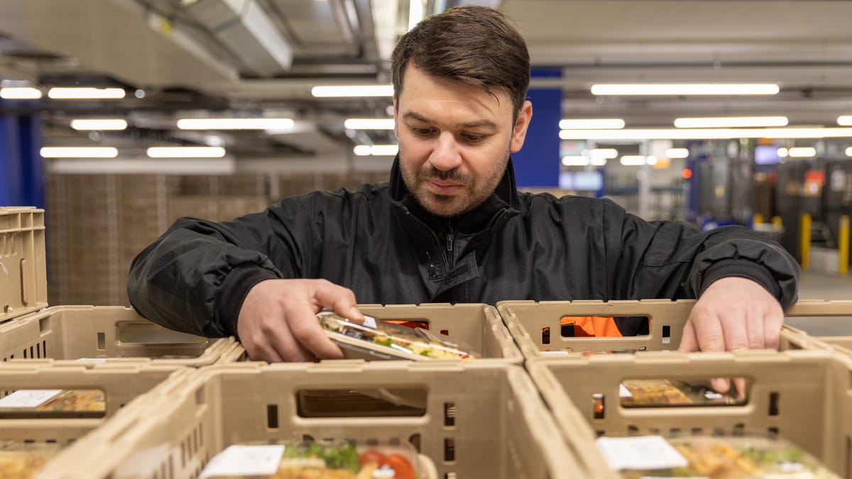 Mann inspiziert Nahrung in Verpackung