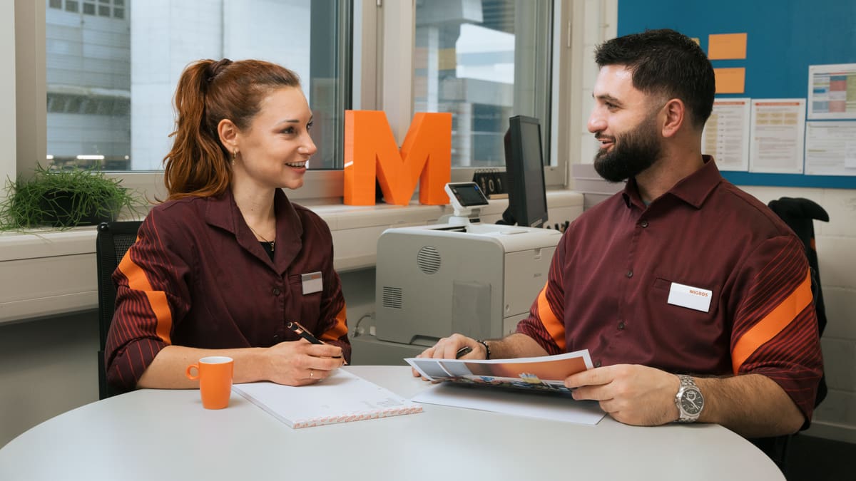 Zwei Mitarbeiter in einem Gespräch