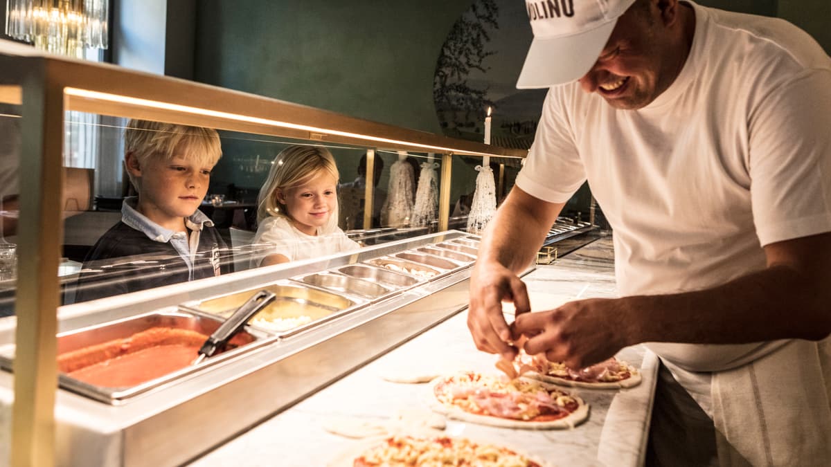 Pizzaiolo bei der Arbeit