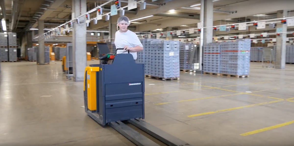 Lernender Logistiker beim Gabelstaplerfahren