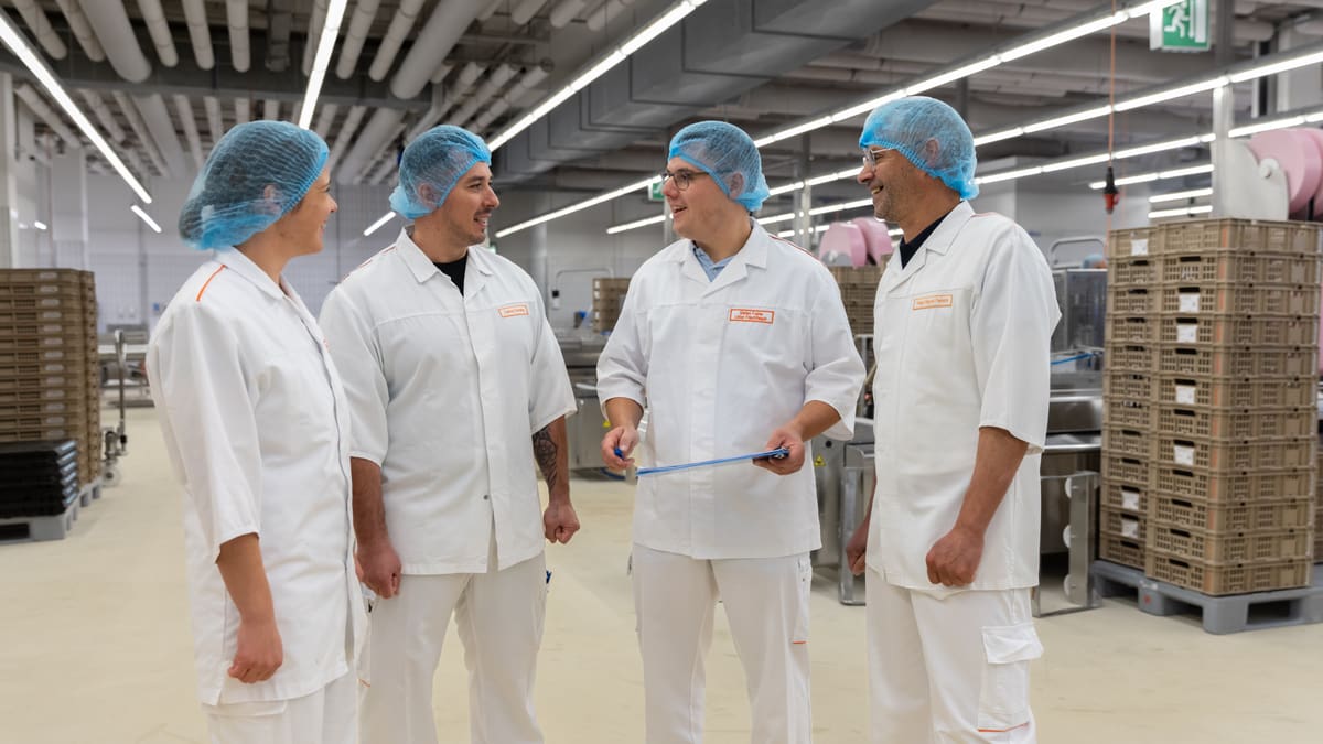 Mitarbeiter zusammen in der Produktion