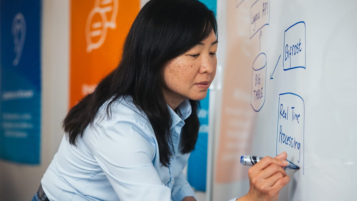 Frau Zeichnet Systemarchitektur auf Whiteboard