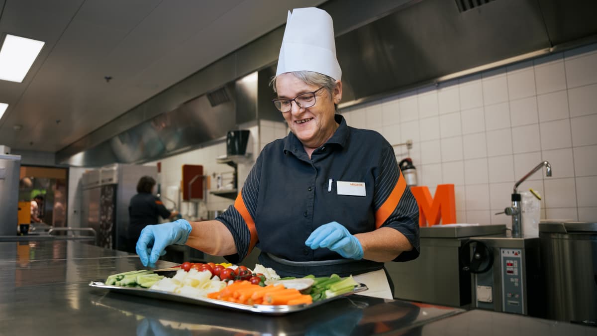 Frau essen zubereiten in der Küche