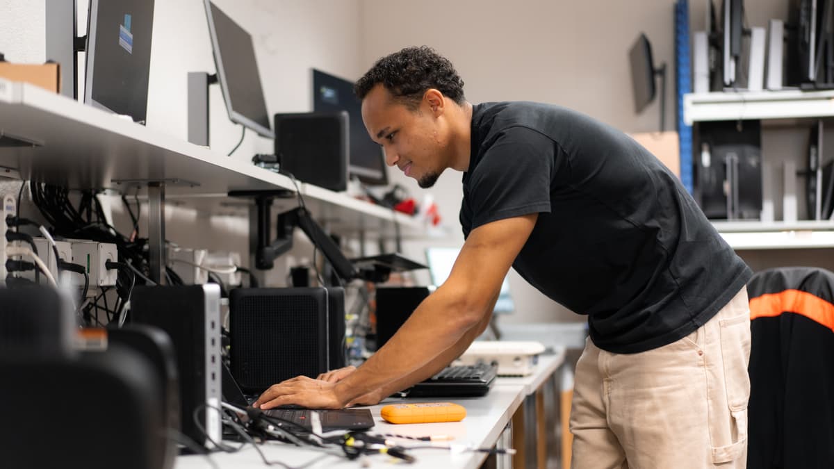 Junger Multimedia-Elektroniker bei der Arbeit