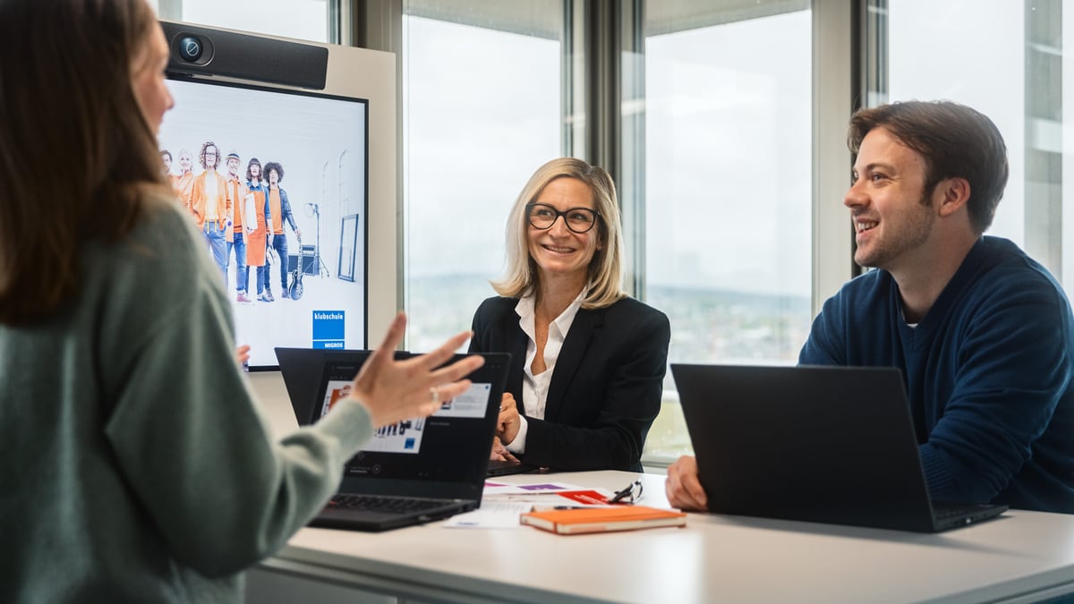 Drei Personen im Gespräch am Hochtisch