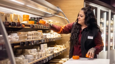Supermarkt_Auffüllen_Milch