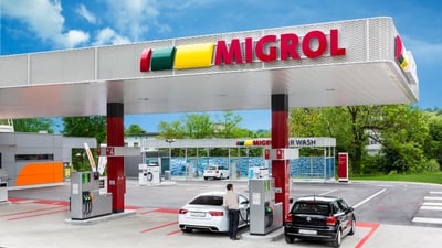 Mann an der Tankstelle Migrol