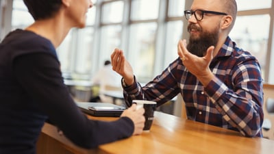 Casual Gespräch am Tisch