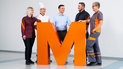 Team steht da mit dem M von Migros
