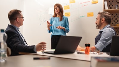 Drei Personen im Gespräch vor Whitewall