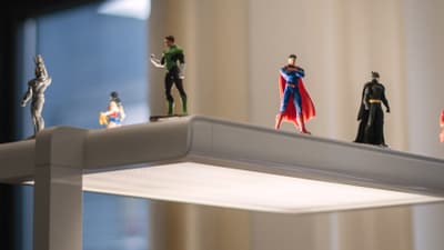 Verschieden Superheldenfiguren auf Lampe