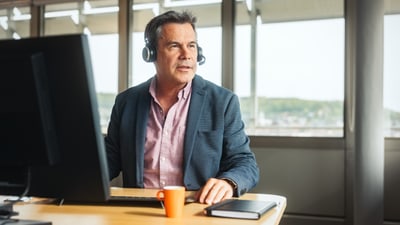 Mann mit Headset an Arbeitsplatz