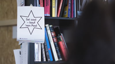 Gestellt mit Spruch "Sei cool - kauf 'nen Pool" auf Zettel